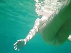 Телно голи голи milf под водата с космати путка