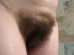 Английски зрели къпе си гигантски цици