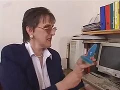 Големи гърди космати зрял учител мастурбация pt1