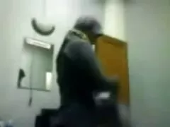 Индонезийски-хиджаб момиче стене