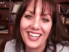 Любителски американски недвижими майка пред компютъра