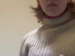 Teen играе с бутилка в тоалетна