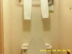 Космат жена в банята на скрита камера